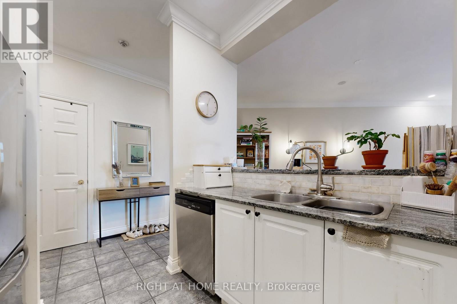 308 - 1 Leaside Park Drive, Toronto, Ontario  M4H 1R1 - Photo 14 - C12507298