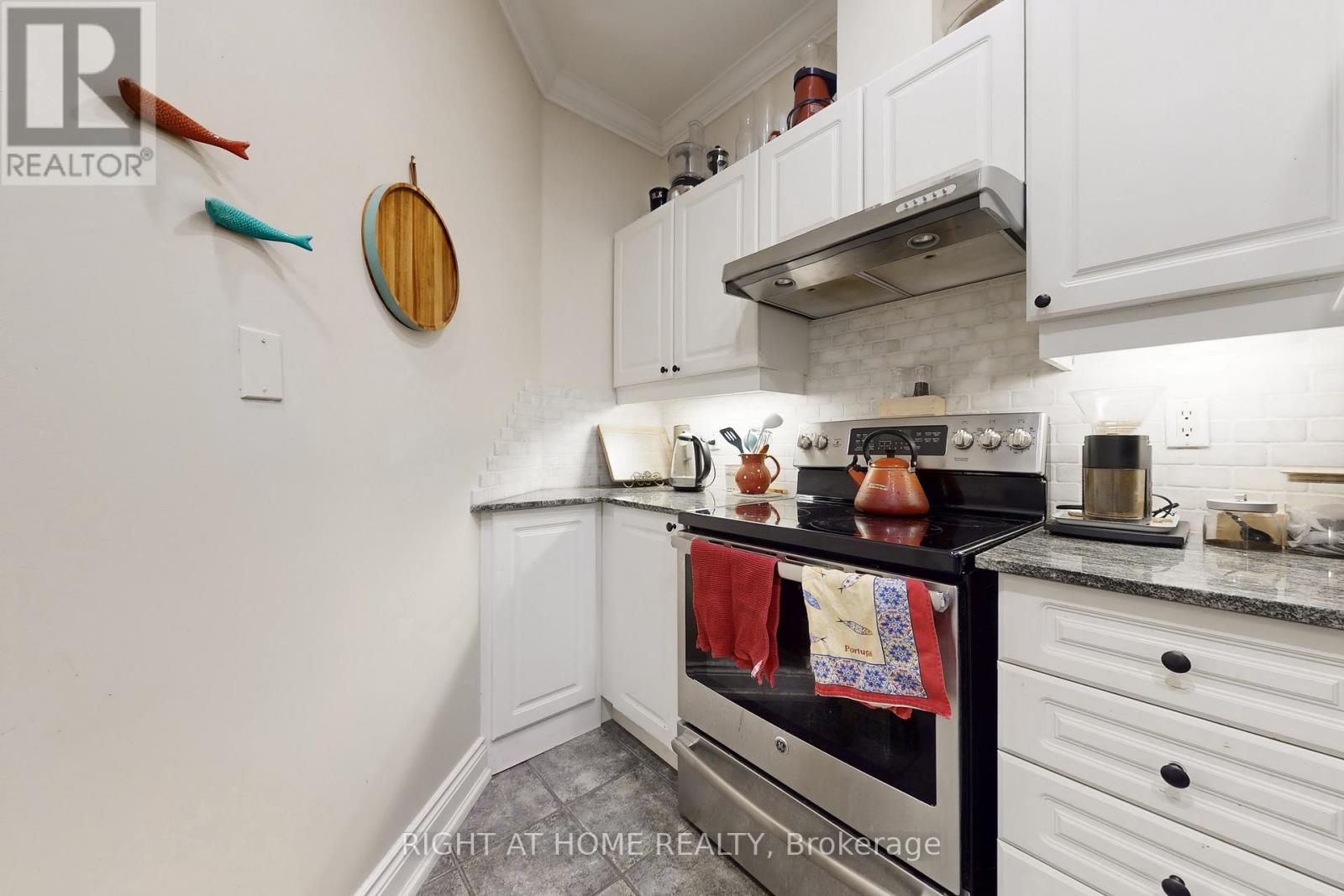 308 - 1 Leaside Park Drive, Toronto, Ontario  M4H 1R1 - Photo 15 - C12507298