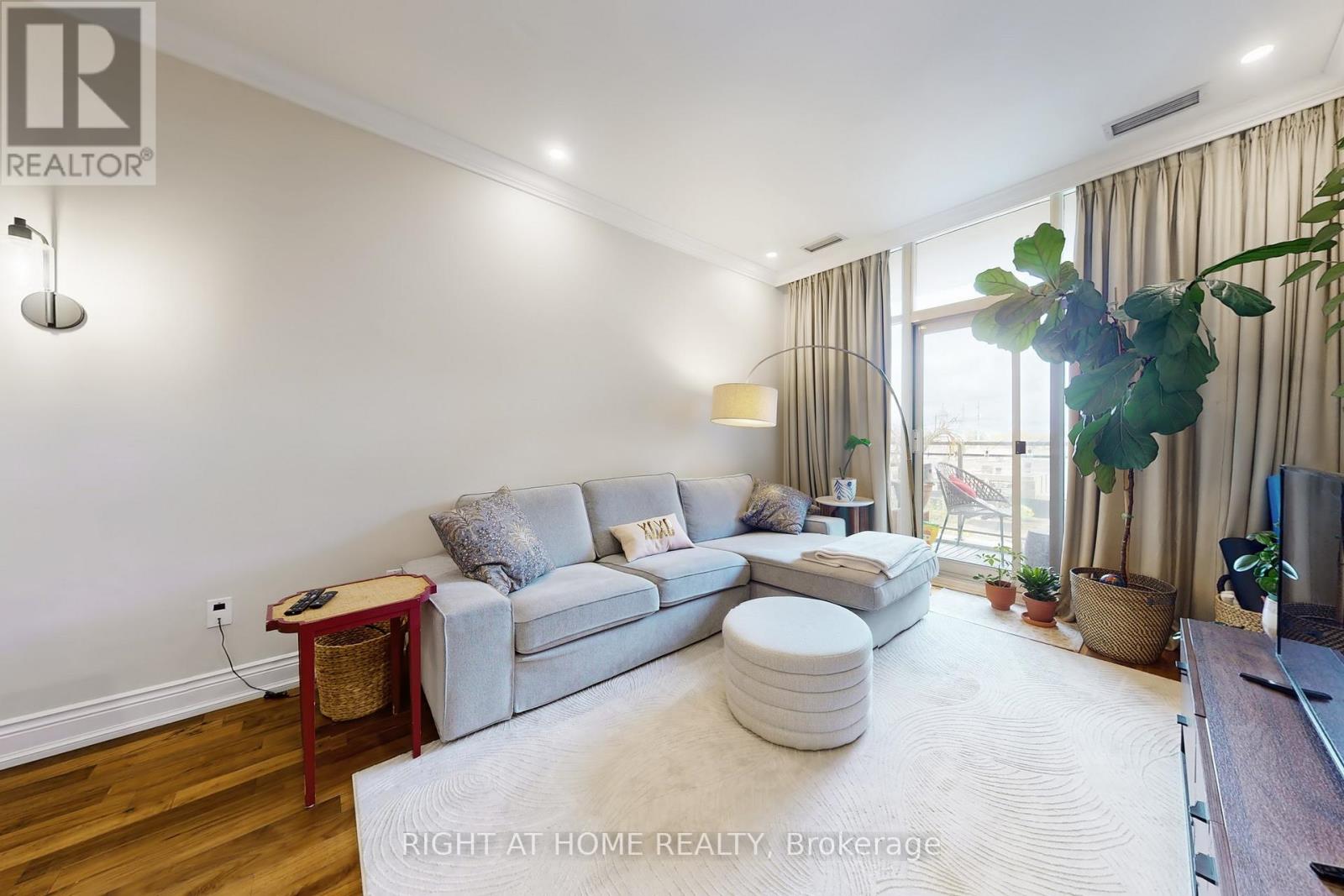 308 - 1 Leaside Park Drive, Toronto, Ontario  M4H 1R1 - Photo 3 - C12507298