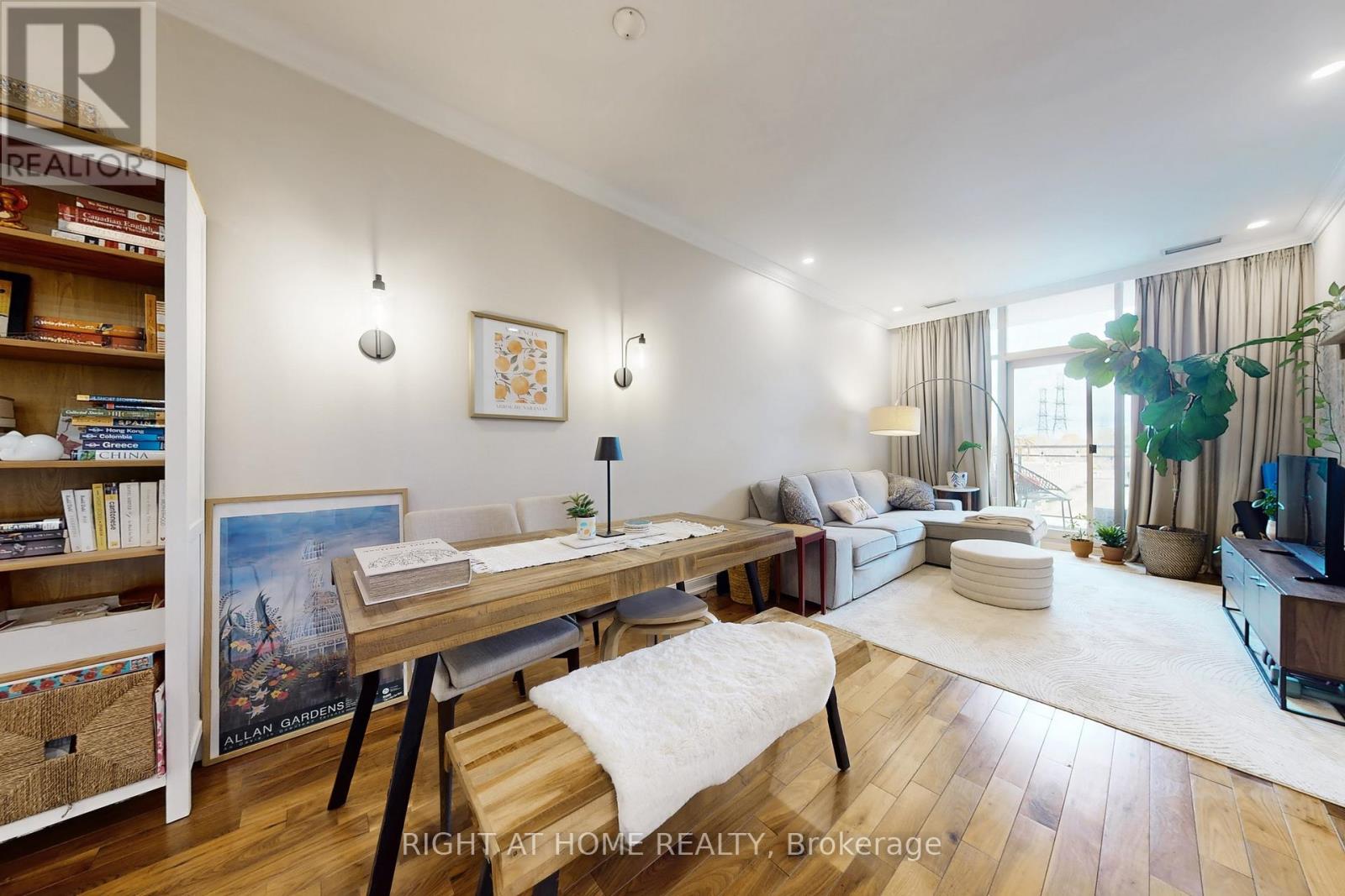 308 - 1 Leaside Park Drive, Toronto, Ontario  M4H 1R1 - Photo 4 - C12507298