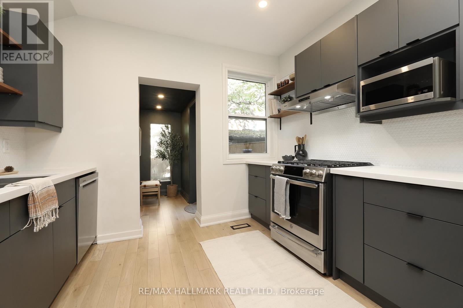 18 Badgerow Avenue, Toronto, Ontario M4M 1V1 - Photo 8 - E12506176