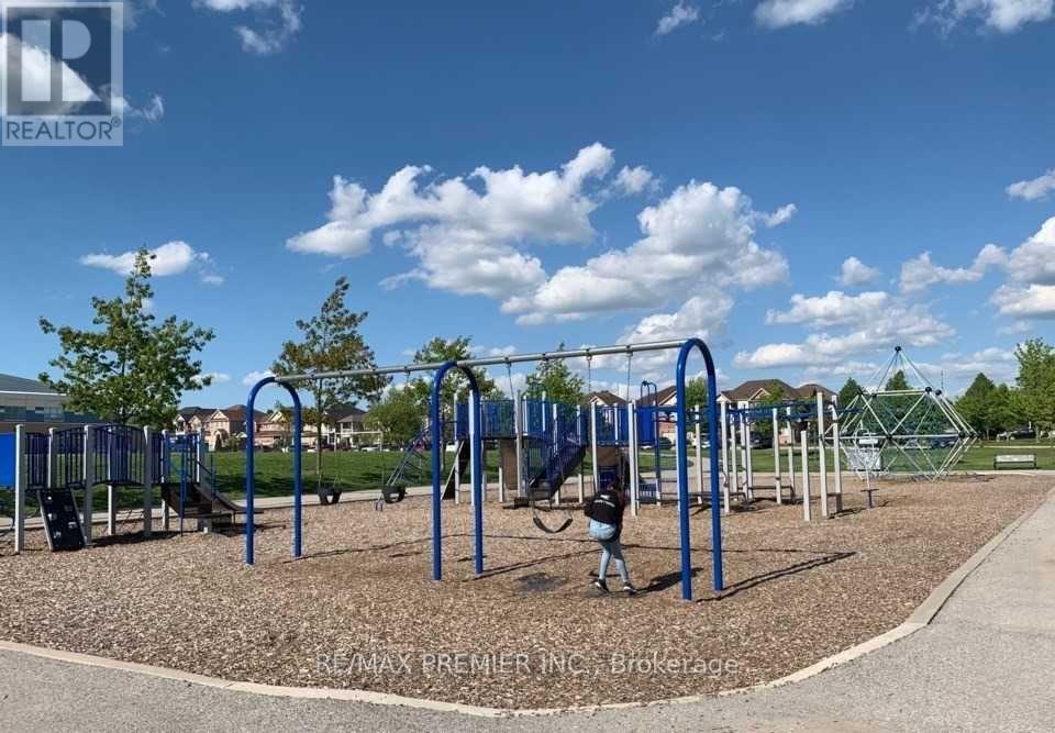 739 Joe Persechini Drive, Newmarket, Ontario  L3X 2S1 - Photo 17 - N12507352