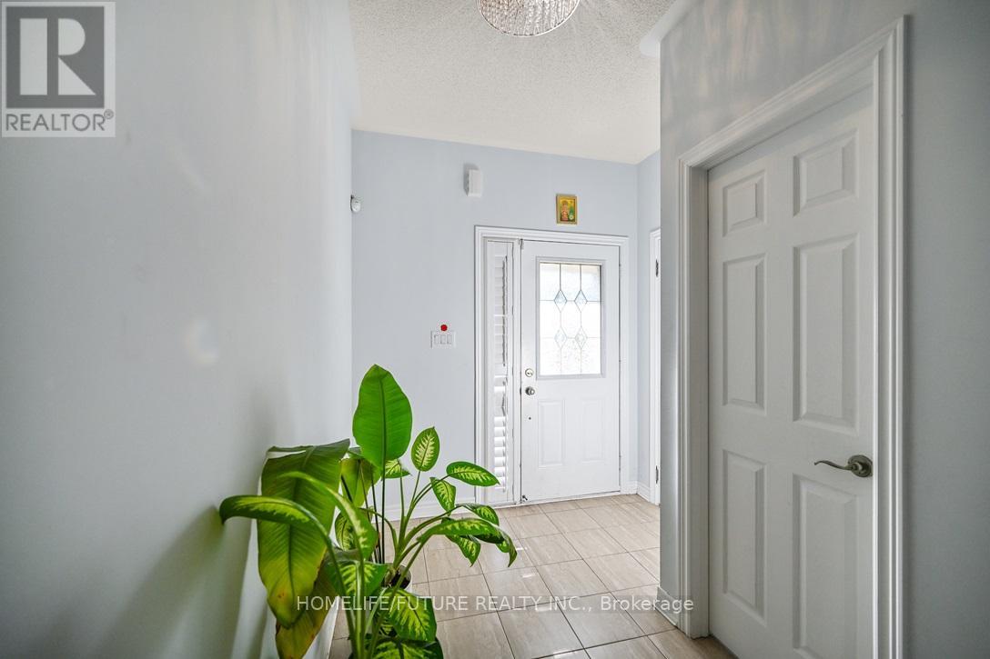 39 Naylor Drive, Bradford West Gwillimbury (Bradford), Ontario  L3Z 0K1 - Photo 4 - N12507452