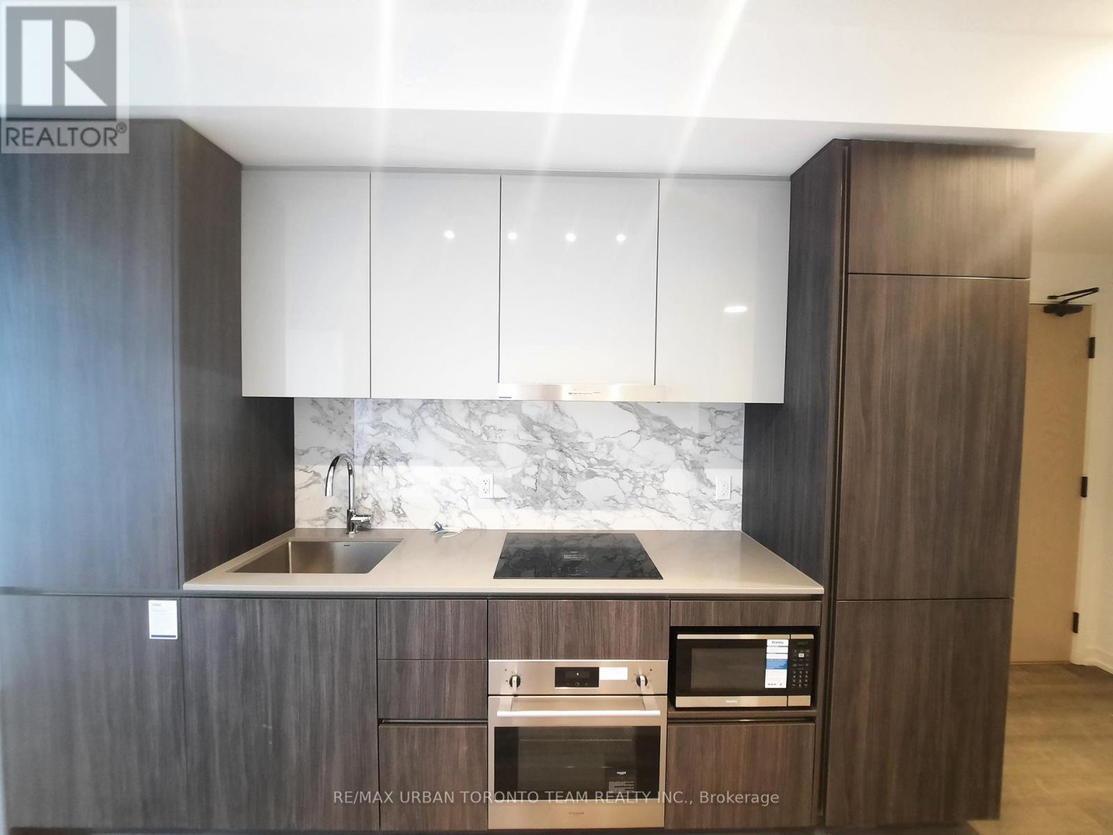 501 - 8 Interchange Way, Vaughan, Ontario  L4K 5Z7 - Photo 3 - N12507458