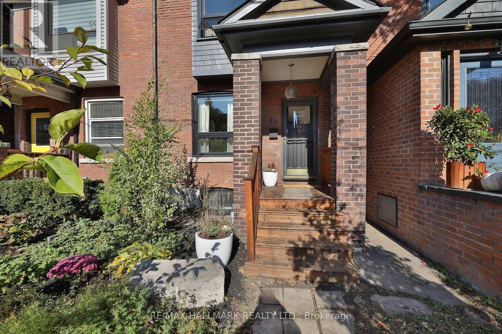 18 Badgerow Avenue, Toronto, Ontario M4M 1V1 - Photo 2 - E12506176