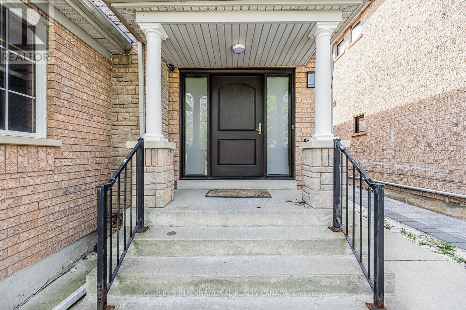 5930 Bassinger Place, Mississauga, Ontario  L5M 6K5 - Photo 3 - W12507174