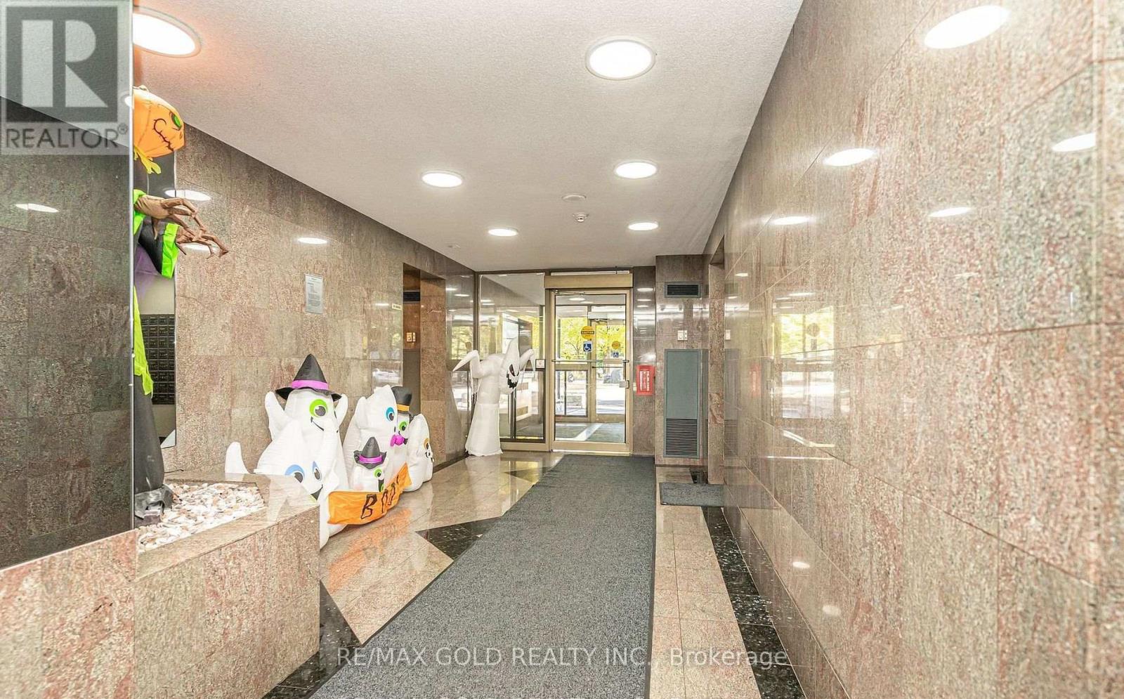 403 - 30 Malta Avenue, Brampton, Ontario  L6Y 4W6 - Photo 5 - W12507206