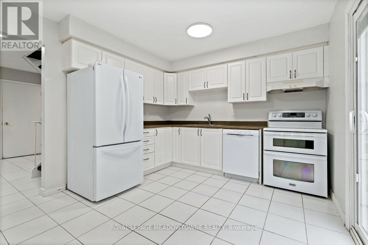 13 Blueridge Square, Brampton, Ontario  L6Z 1A2 - Photo 10 - W12507260