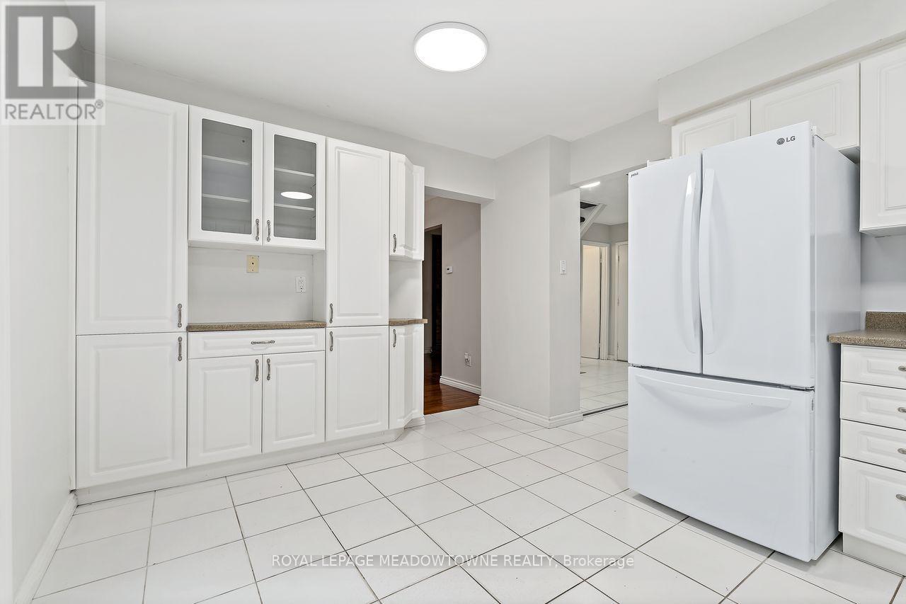 13 Blueridge Square, Brampton, Ontario  L6Z 1A2 - Photo 12 - W12507260