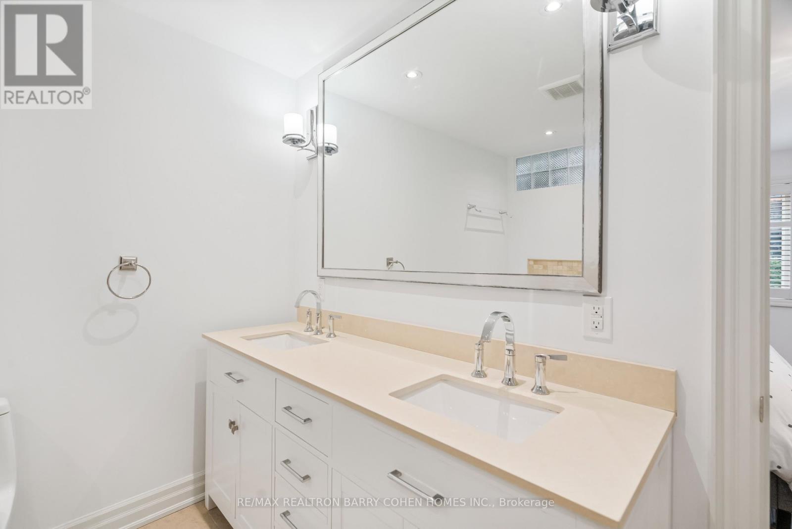 544c Scarlett Road, Toronto, Ontario  M9P 2S2 - Photo 22 - W12507294