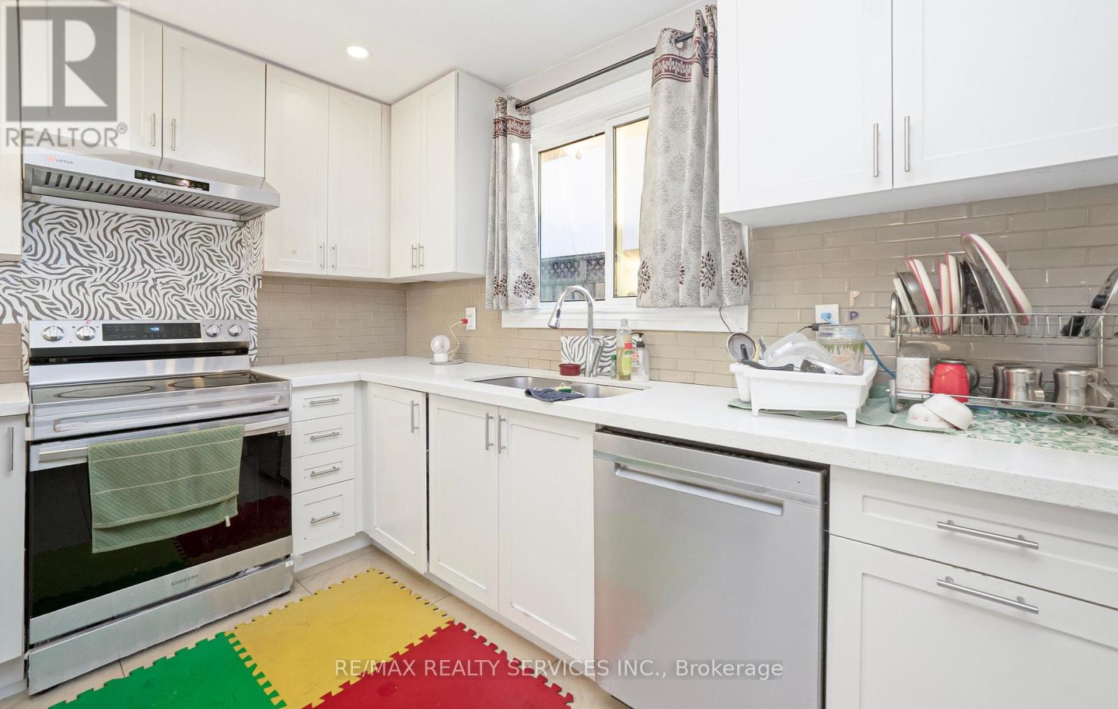 26 Lambton Court, Brampton, Ontario  L6V 2A9 - Photo 10 - W12507366