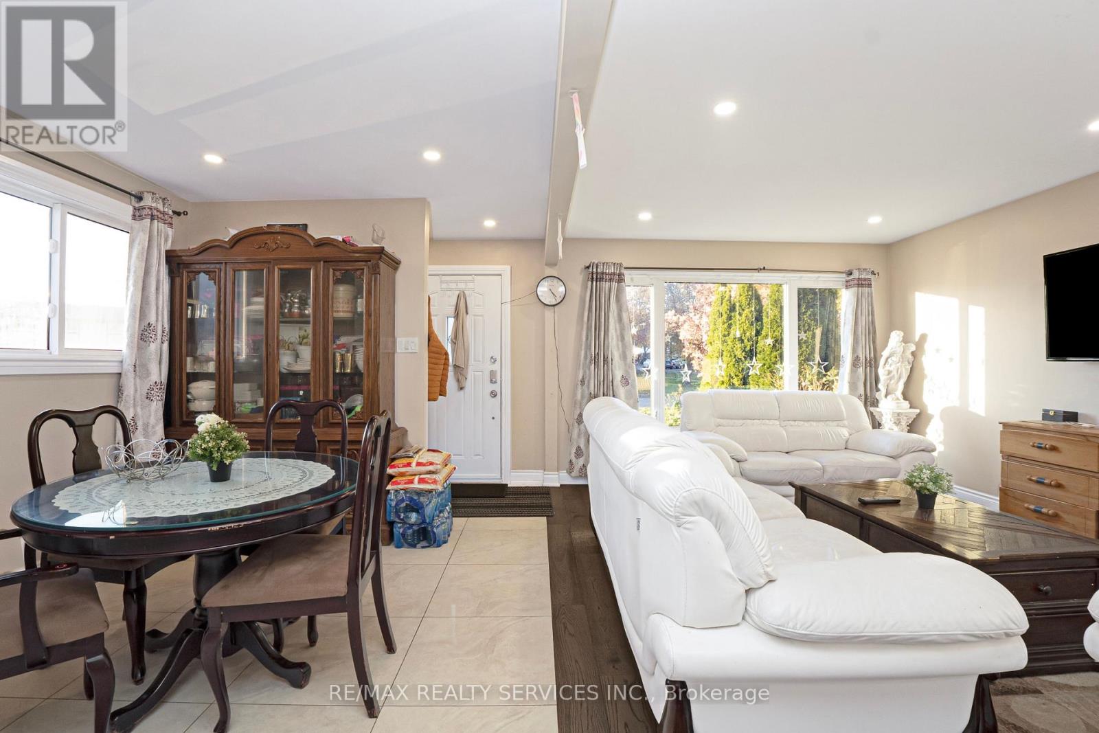 26 Lambton Court, Brampton, Ontario  L6V 2A9 - Photo 4 - W12507366