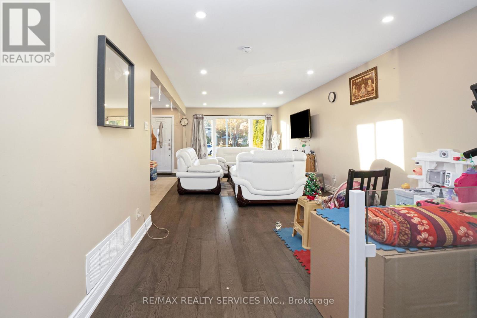 26 Lambton Court, Brampton, Ontario  L6V 2A9 - Photo 5 - W12507366