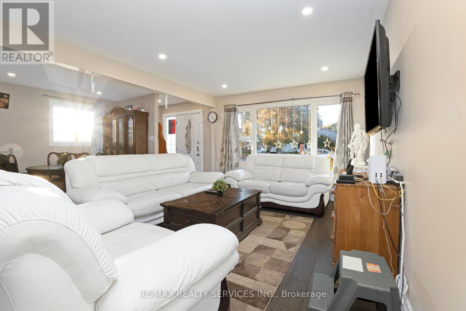 26 Lambton Court, Brampton, Ontario  L6V 2A9 - Photo 6 - W12507366