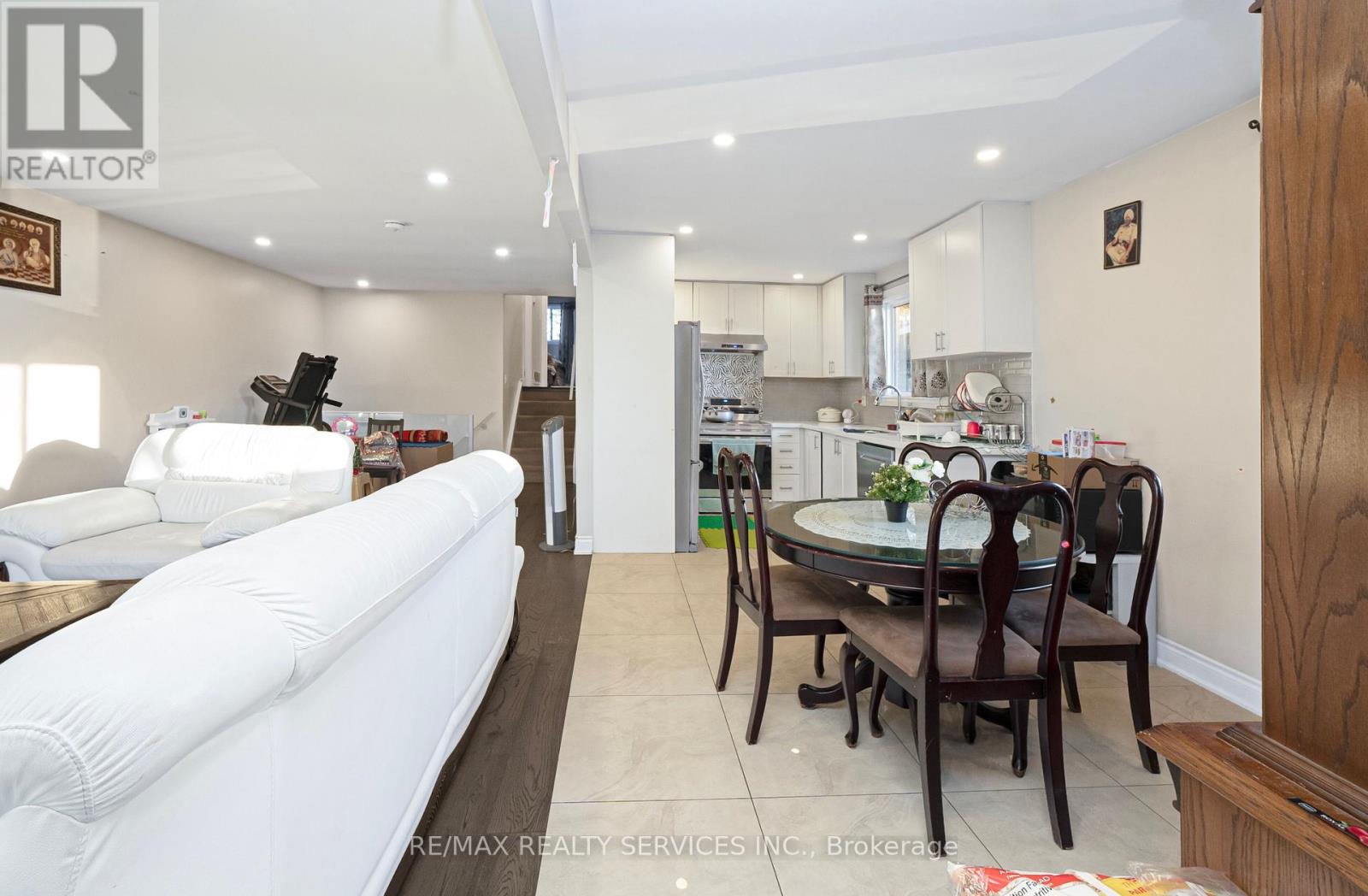 26 Lambton Court, Brampton, Ontario  L6V 2A9 - Photo 8 - W12507366