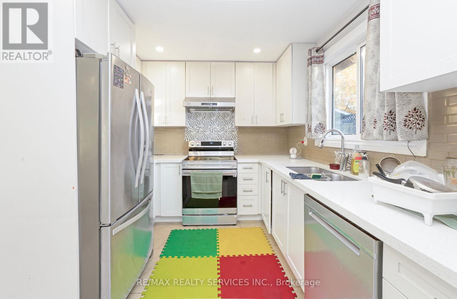 26 Lambton Court, Brampton, Ontario  L6V 2A9 - Photo 9 - W12507366