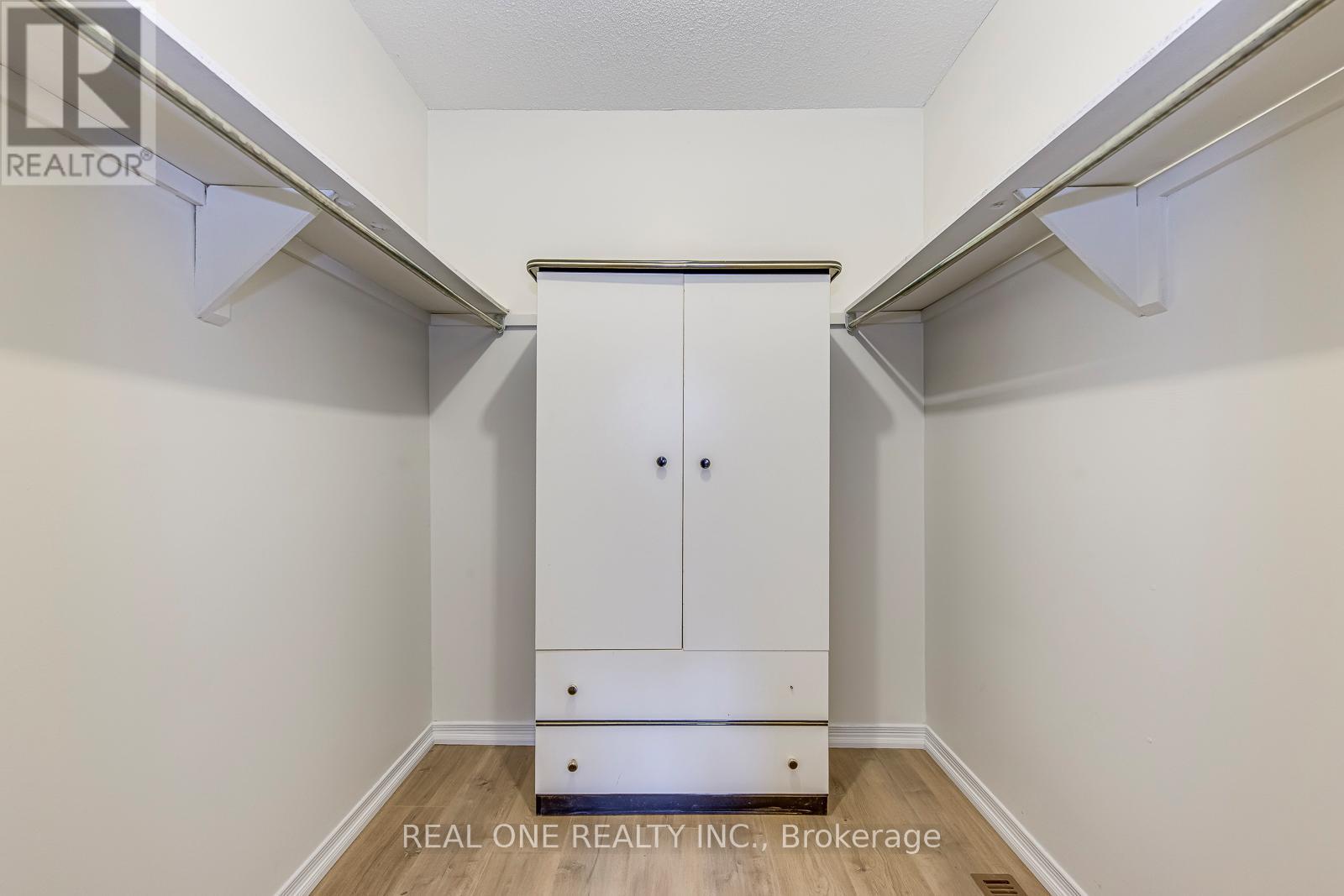 220 Kingsbridge Garden Circle, Mississauga, Ontario  L5R 1L3 - Photo 26 - W12507410