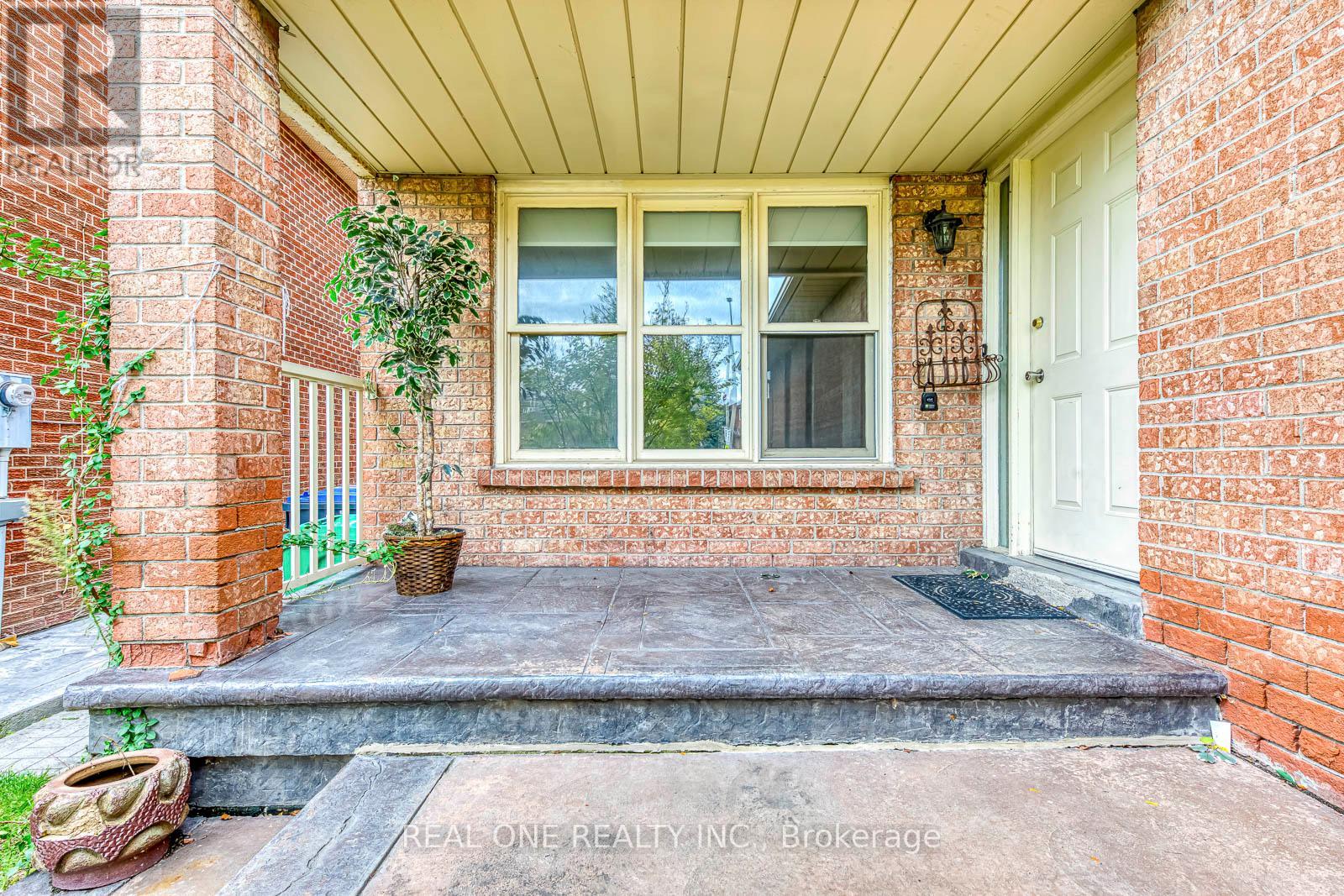 220 Kingsbridge Garden Circle, Mississauga, Ontario  L5R 1L3 - Photo 4 - W12507410