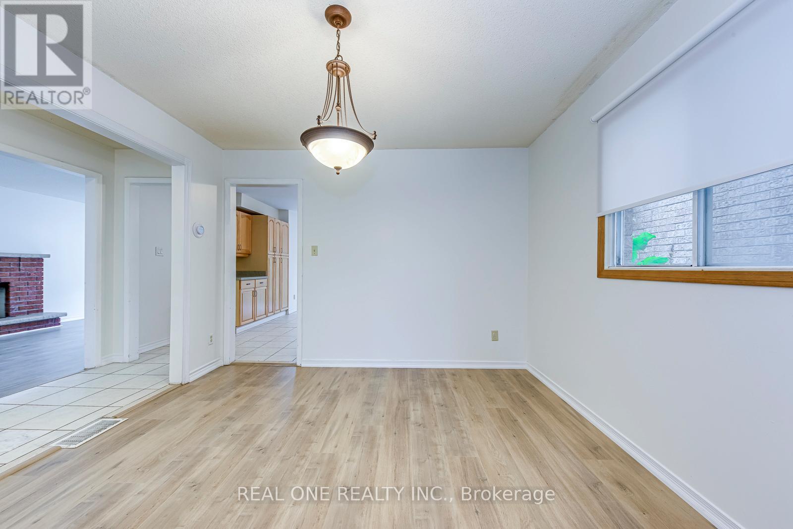 220 Kingsbridge Garden Circle, Mississauga, Ontario  L5R 1L3 - Photo 9 - W12507410