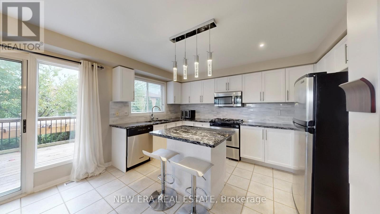 496 Delphine Drive, Burlington, Ontario  L7L 6W8 - Photo 8 - W12507416