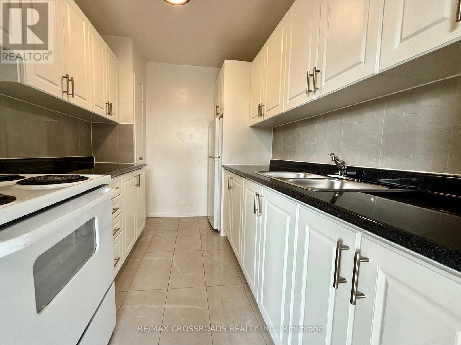 208 - 363 Lakeshore Road E, Mississauga, Ontario  L5G 1H7 - Photo 3 - W12507440