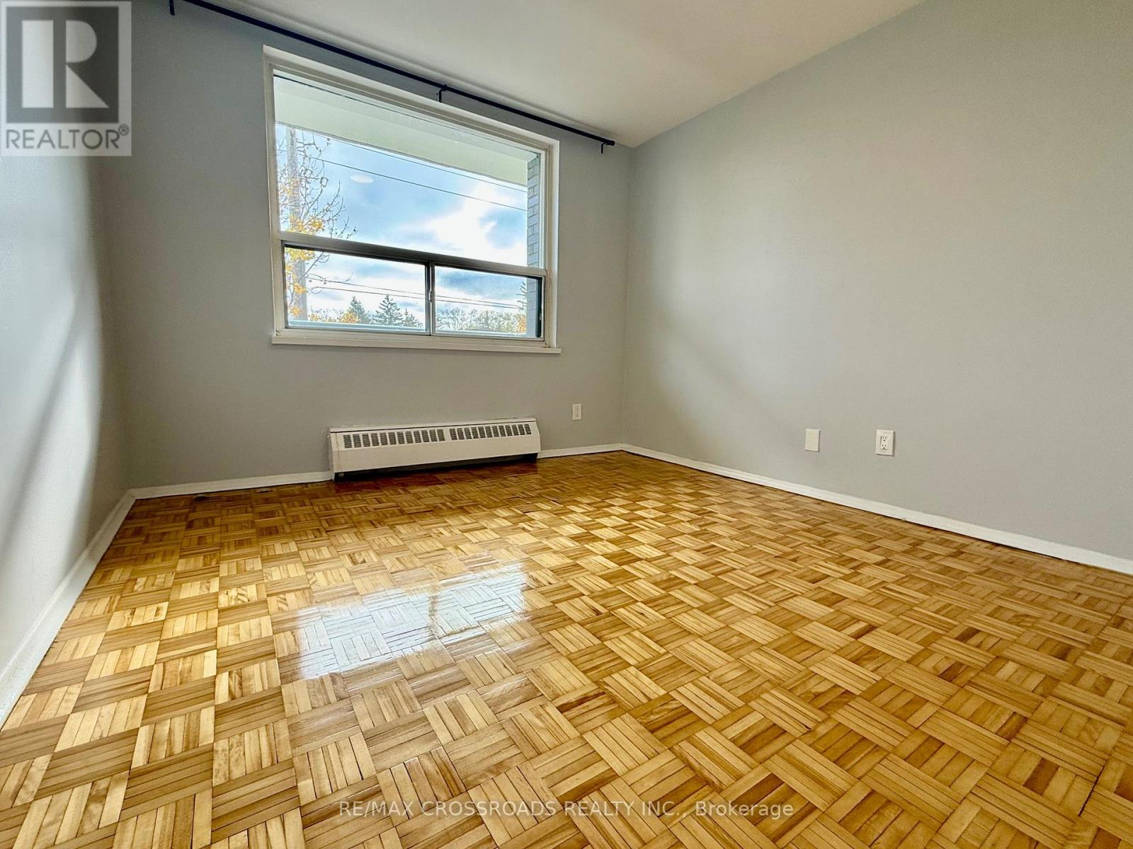 208 - 363 Lakeshore Road E, Mississauga, Ontario  L5G 1H7 - Photo 4 - W12507440