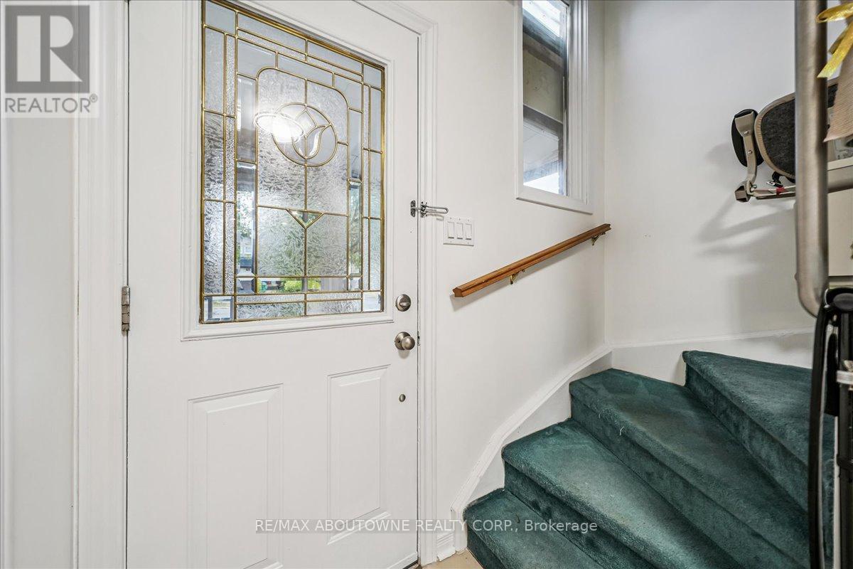 676 Galloway Crescent, Mississauga, Ontario  L5C 3W1 - Photo 19 - W12507450