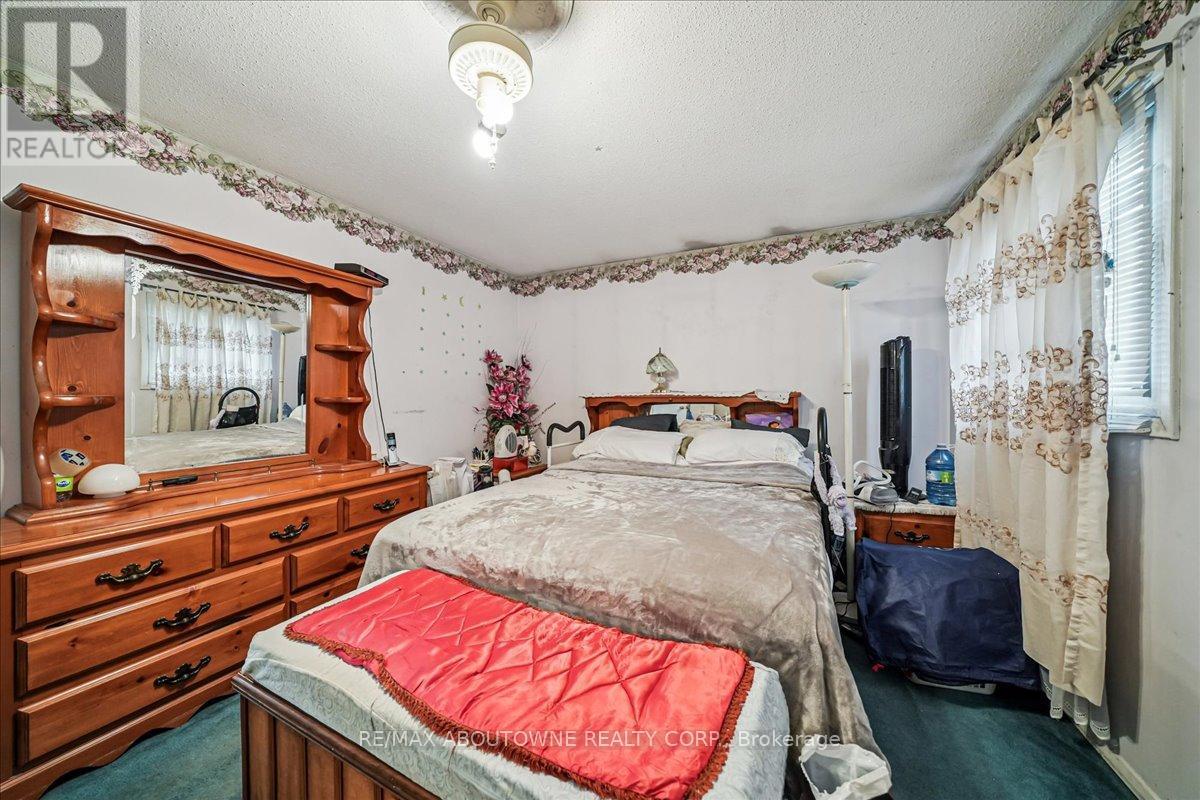 676 Galloway Crescent, Mississauga, Ontario  L5C 3W1 - Photo 26 - W12507450