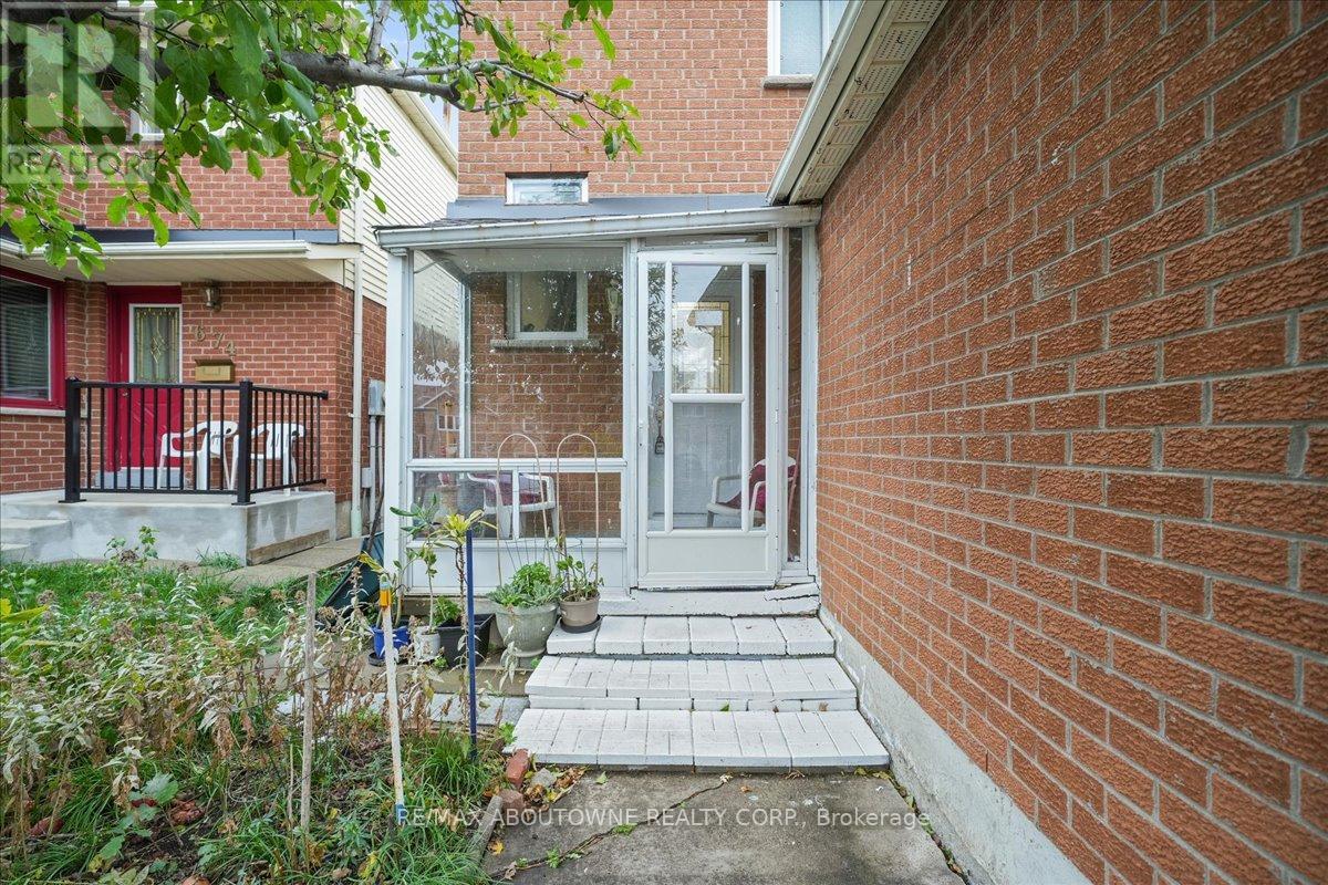676 Galloway Crescent, Mississauga, Ontario  L5C 3W1 - Photo 3 - W12507450