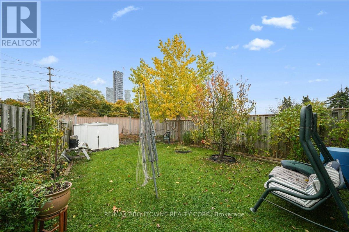 676 Galloway Crescent, Mississauga, Ontario  L5C 3W1 - Photo 32 - W12507450