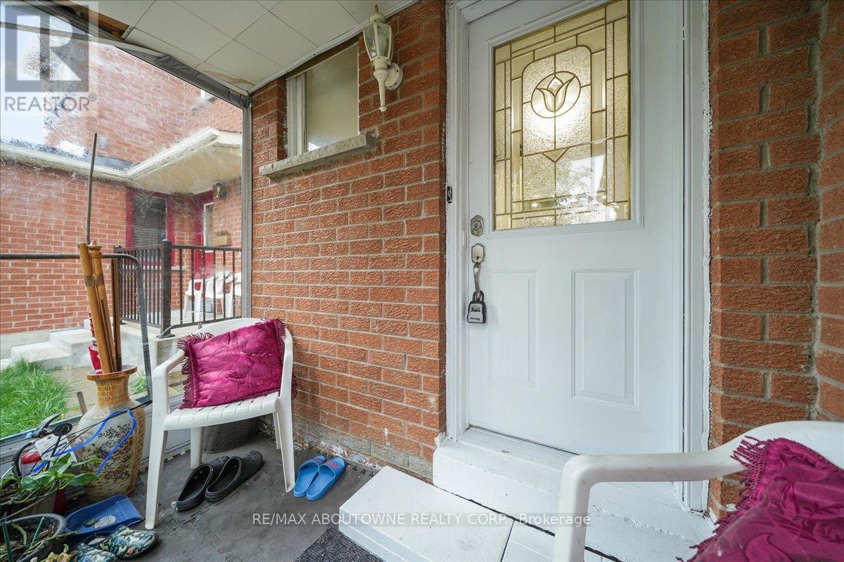 676 Galloway Crescent, Mississauga, Ontario  L5C 3W1 - Photo 4 - W12507450