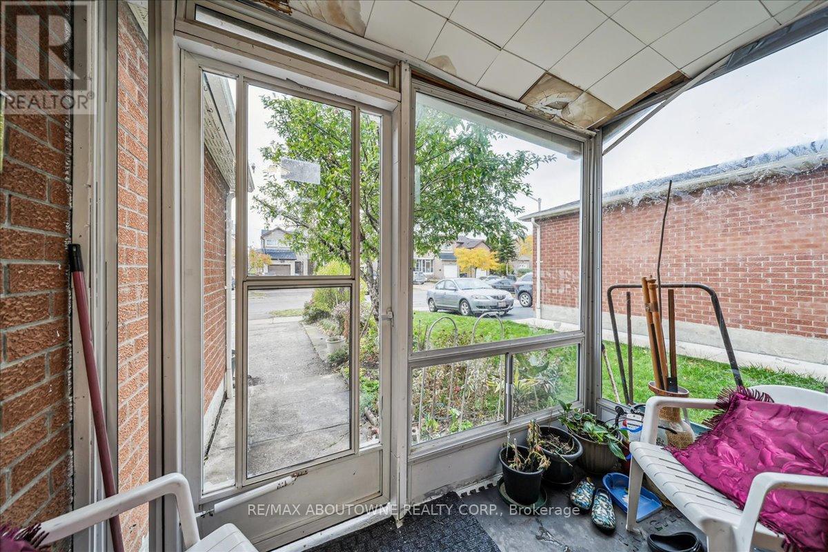 676 Galloway Crescent, Mississauga, Ontario  L5C 3W1 - Photo 5 - W12507450