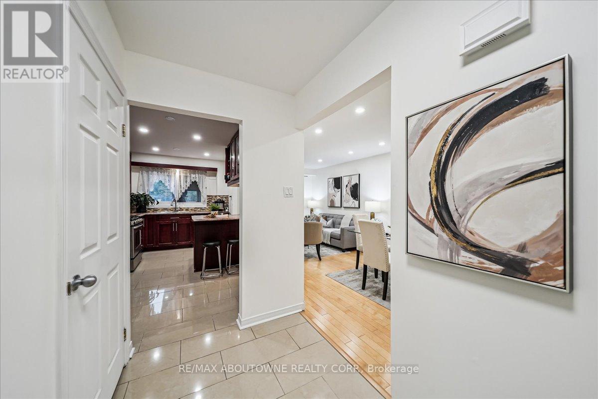 676 Galloway Crescent, Mississauga, Ontario  L5C 3W1 - Photo 7 - W12507450