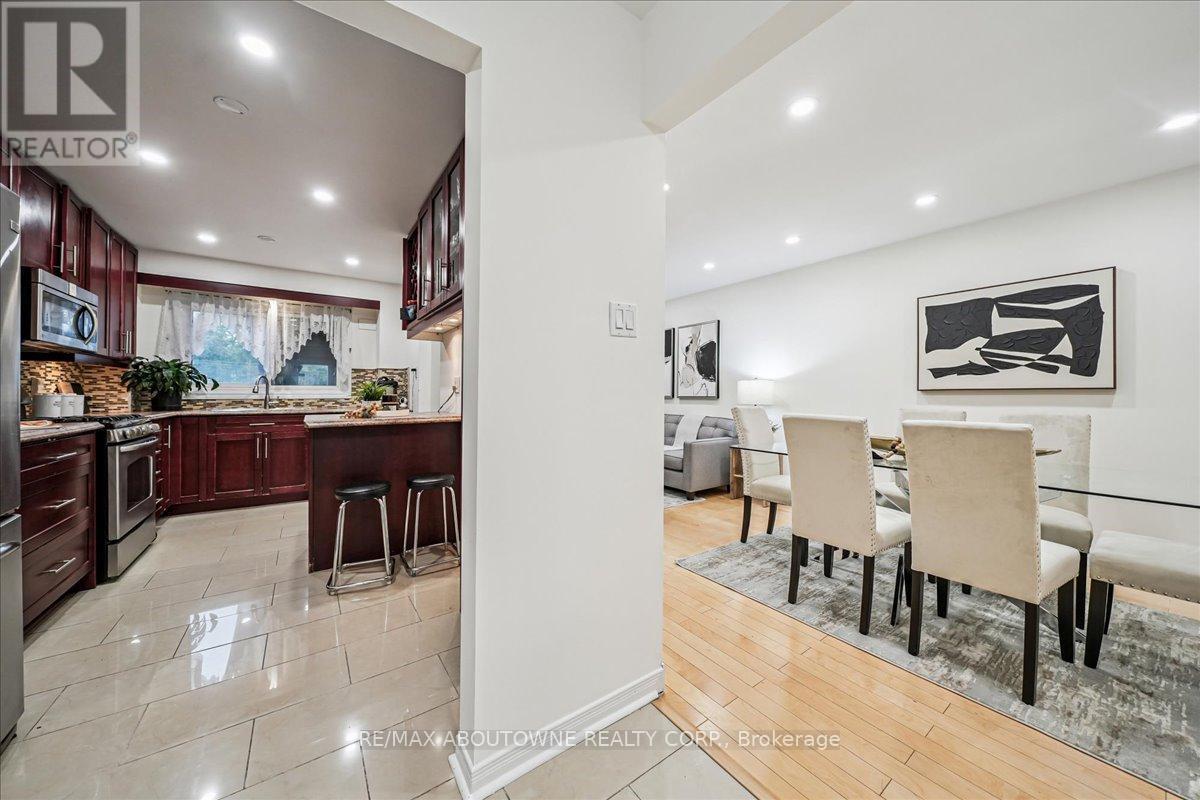 676 Galloway Crescent, Mississauga, Ontario  L5C 3W1 - Photo 8 - W12507450