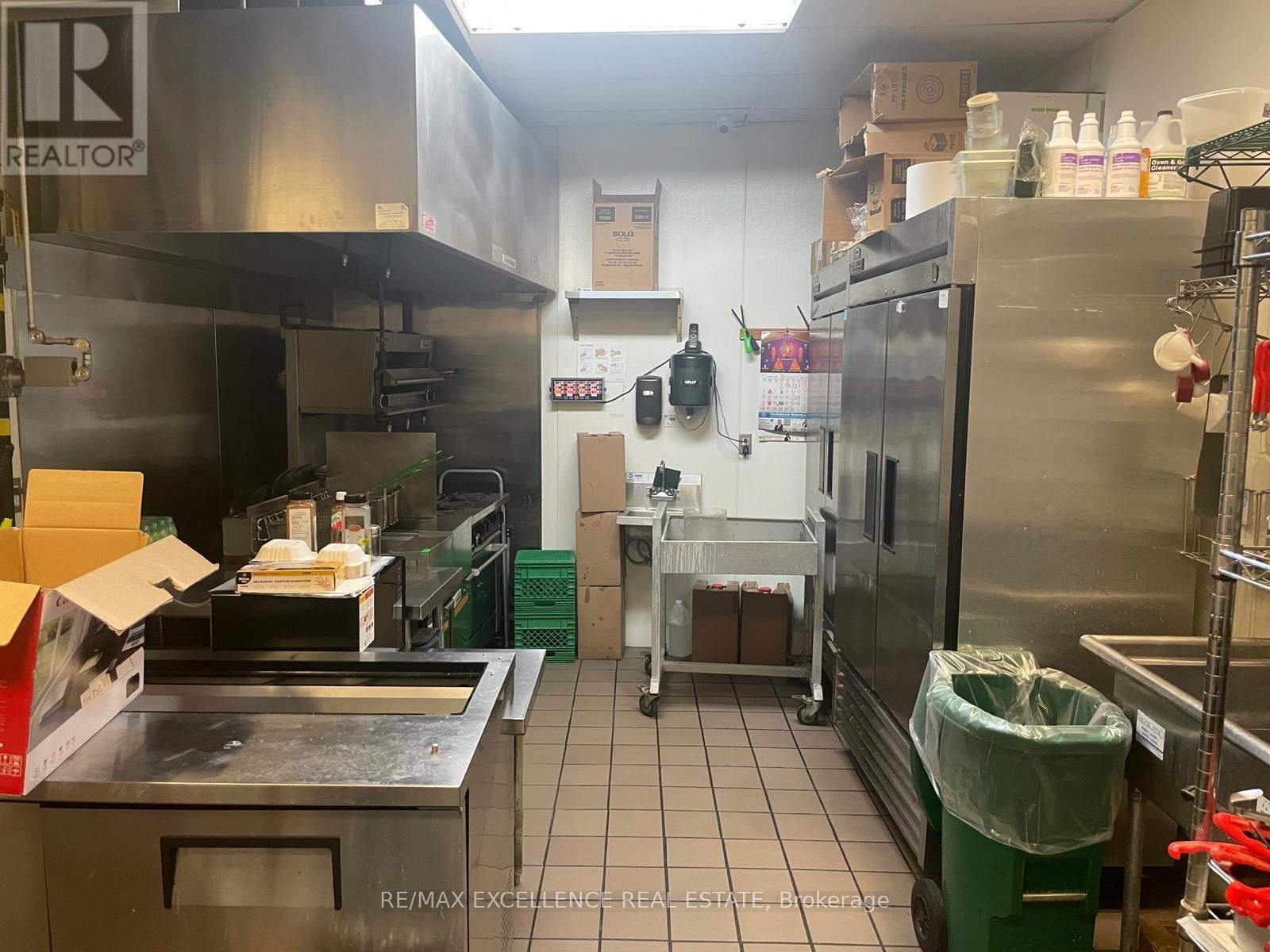 240 Leighland Avenue, Oakville, Ontario  L3H 3H6 - Photo 3 - W12507494