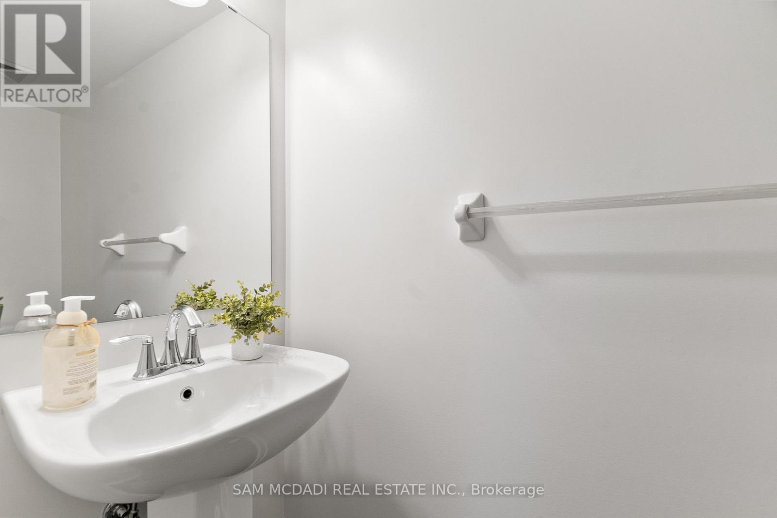 3250 Bentley Drive, Mississauga, Ontario  L5M 0P7 - Photo 4 - W12507498