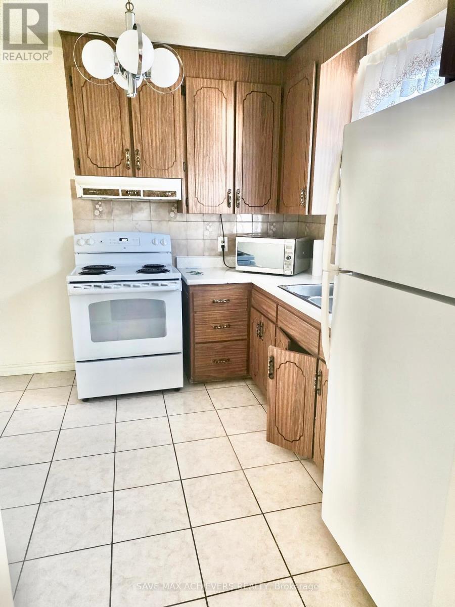 2 Coolhurst Drive, Toronto, Ontario  M9W 4A5 - Photo 8 - W12507502