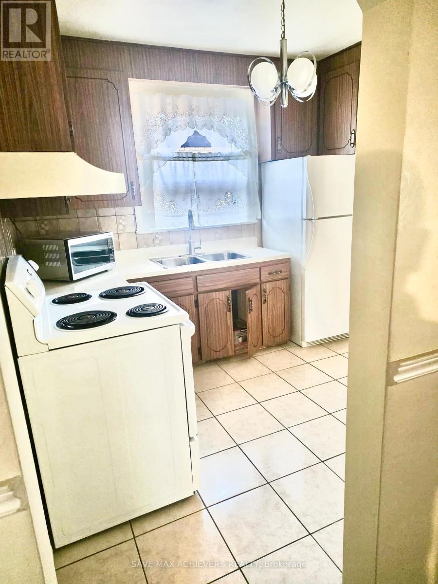 2 Coolhurst Drive, Toronto, Ontario  M9W 4A5 - Photo 9 - W12507502