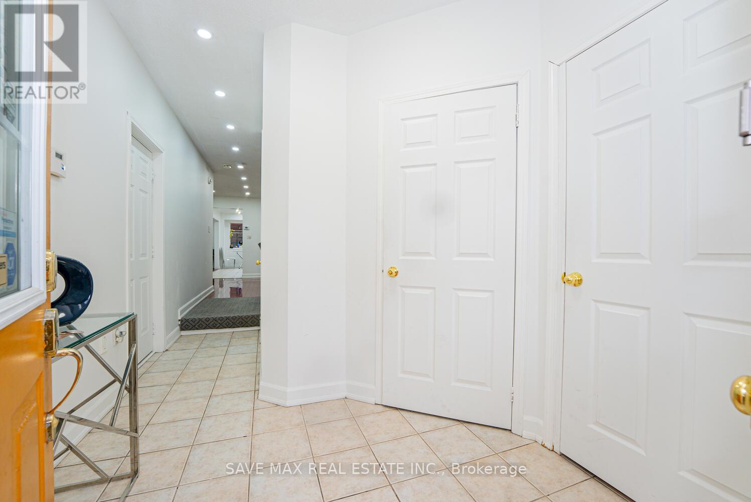 3 Gander Crescent, Brampton, Ontario  L6P 2J5 - Photo 4 - W12492314