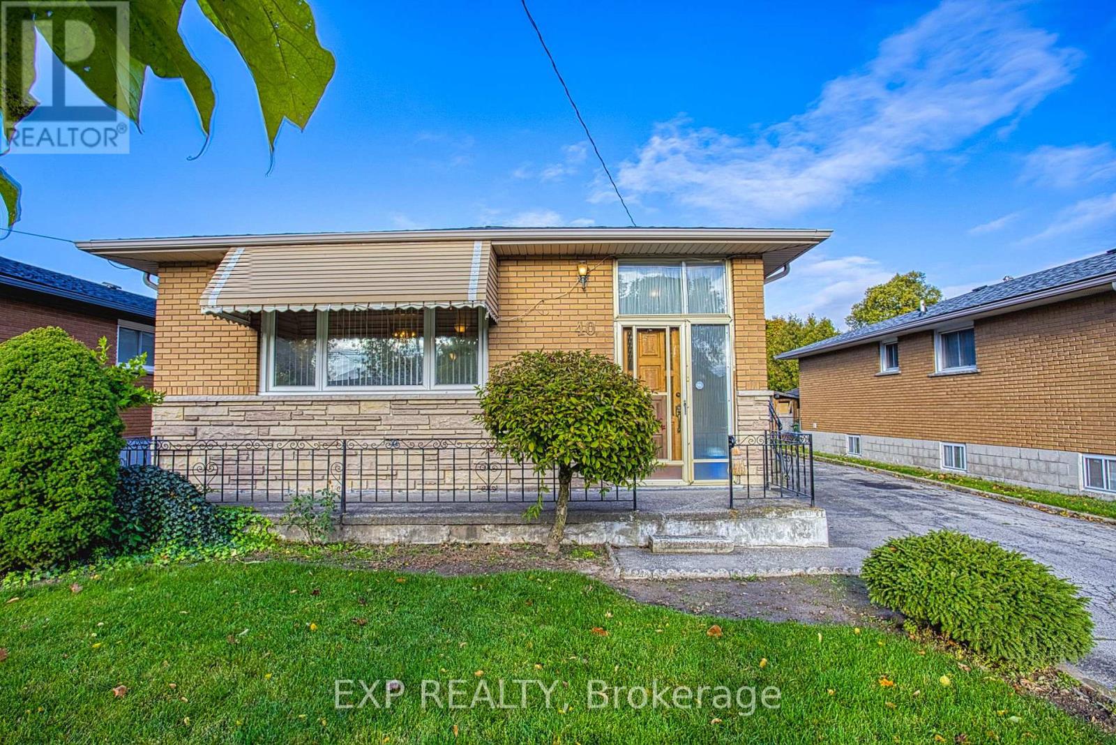 40 Purdy Crescent, Hamilton, Ontario  L9A 3B3 - Photo 3 - X12507318
