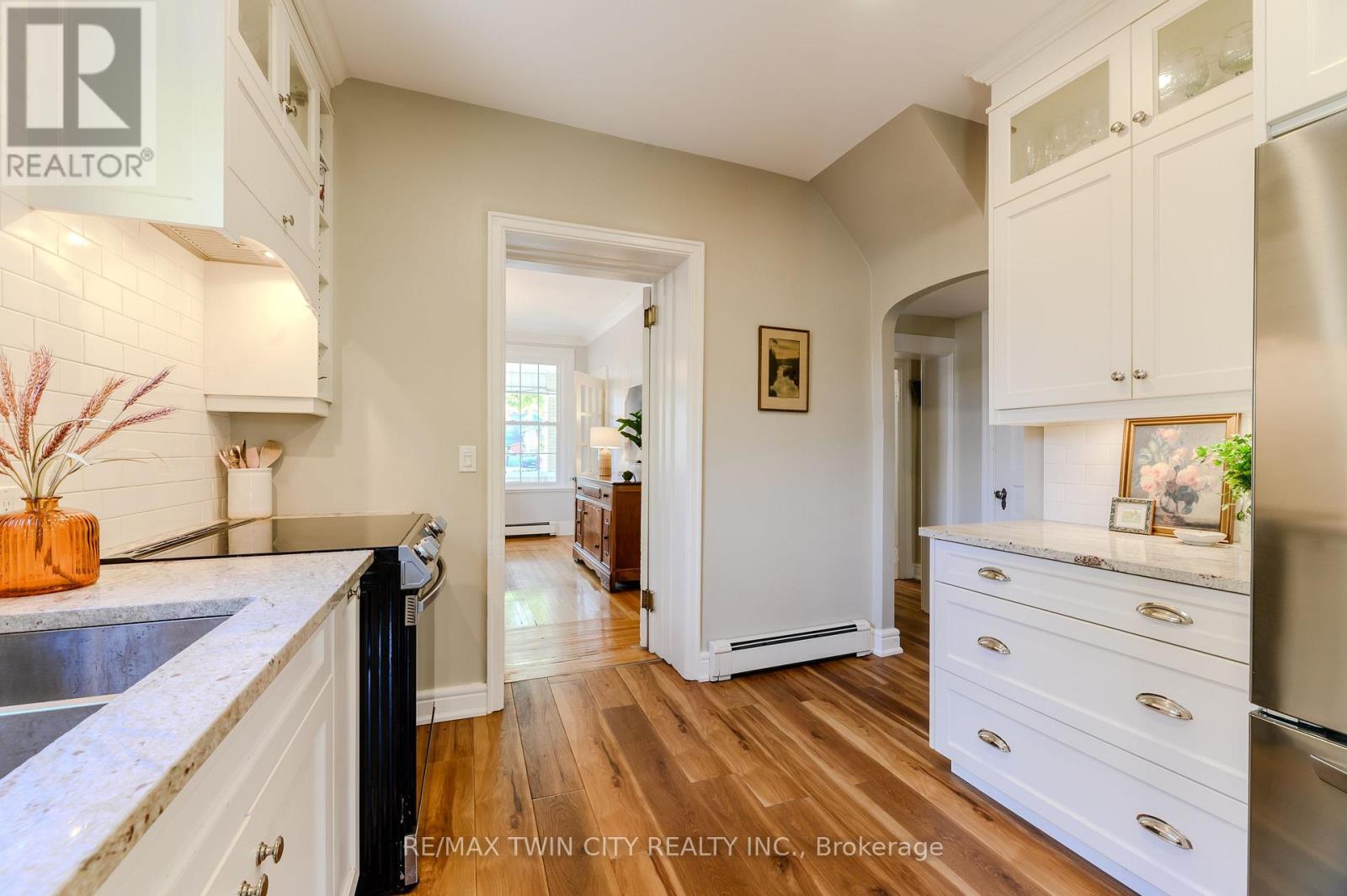 35 Egerton Street, Brantford, Ontario  N3T 4L4 - Photo 2 - X12507508