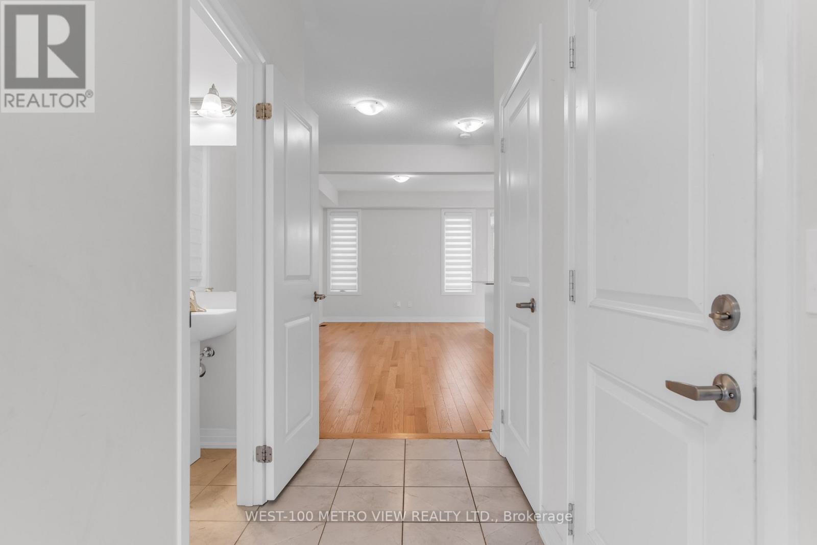 337 Provident Way, Hamilton (Mount Hope), Ontario  L0R 1W0 - Photo 4 - X12507558