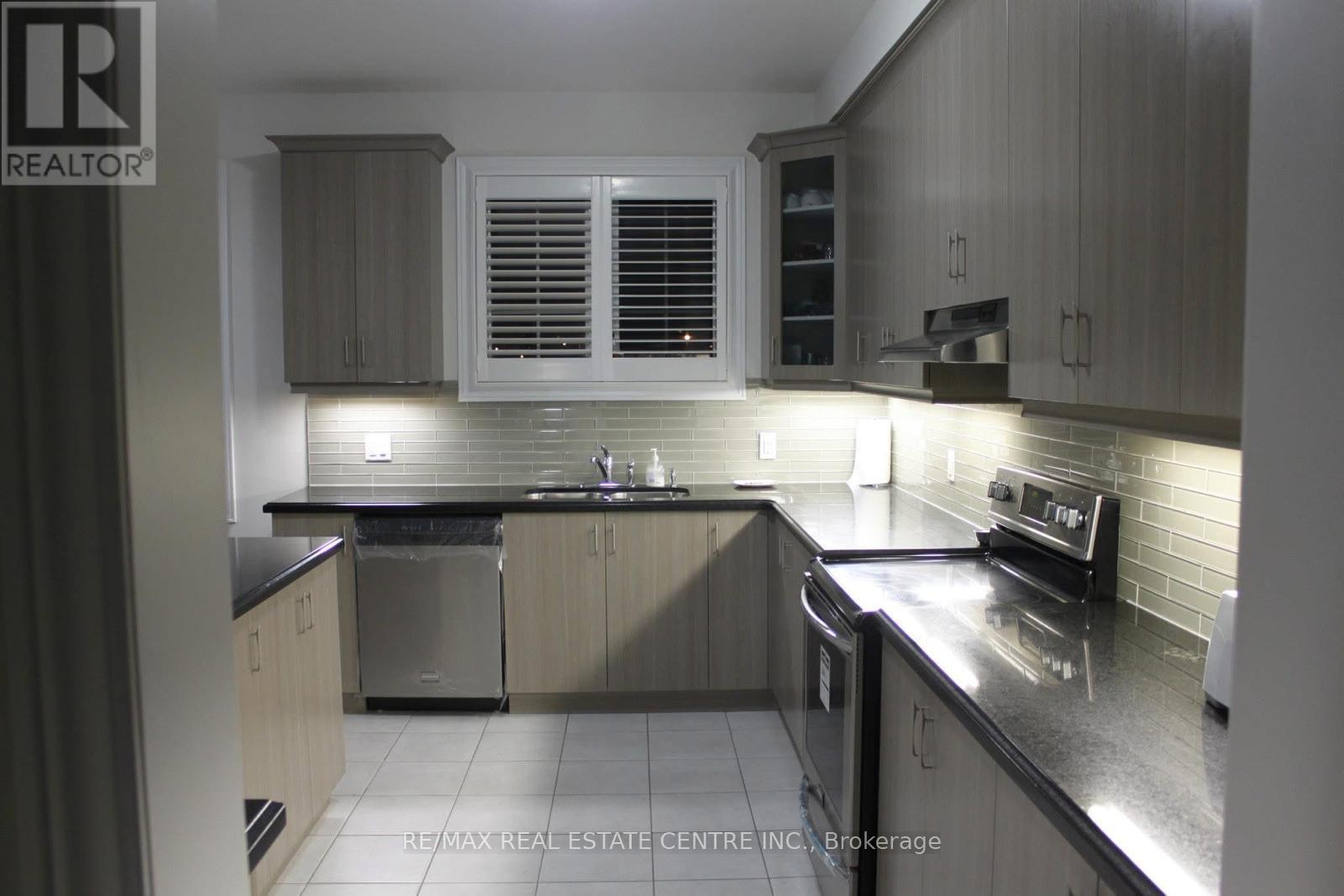 7 Durango Drive, Brampton, Ontario  L4X 2Z2 - Photo 8 - W12497740