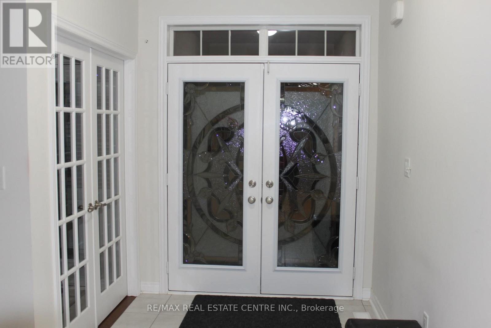 7 Durango Drive, Brampton, Ontario  L4X 2Z2 - Photo 3 - W12497740