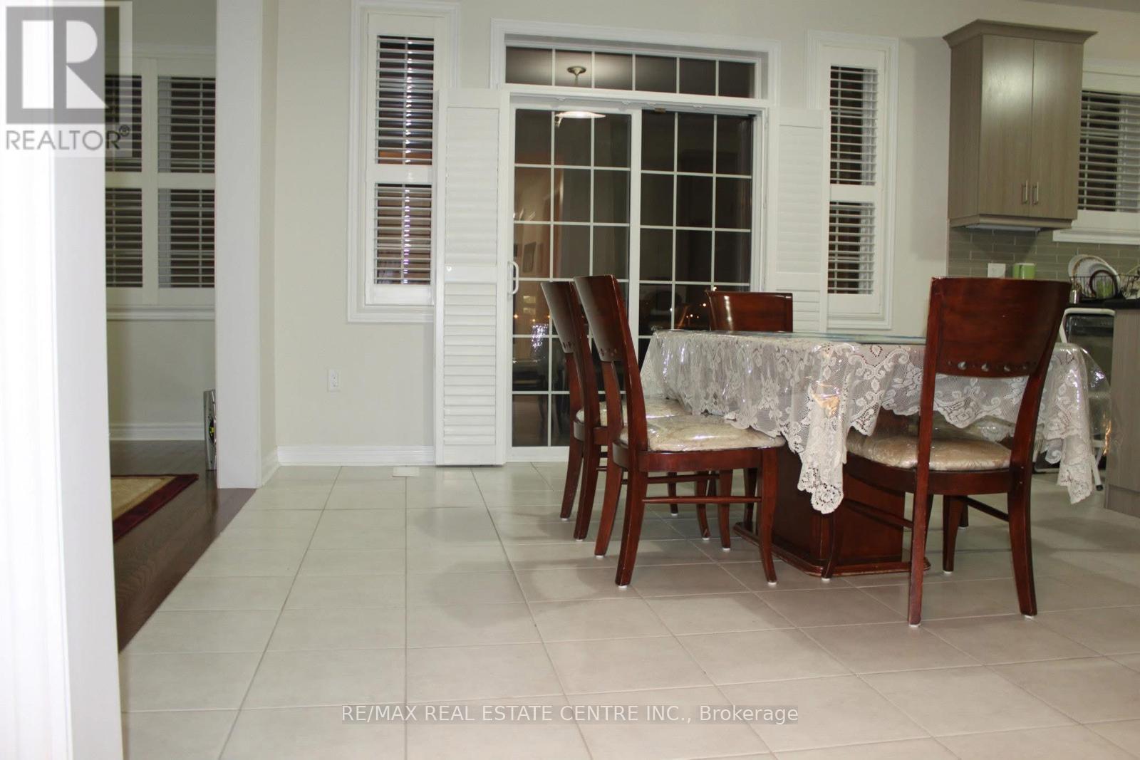 7 Durango Drive, Brampton, Ontario  L4X 2Z2 - Photo 4 - W12497740