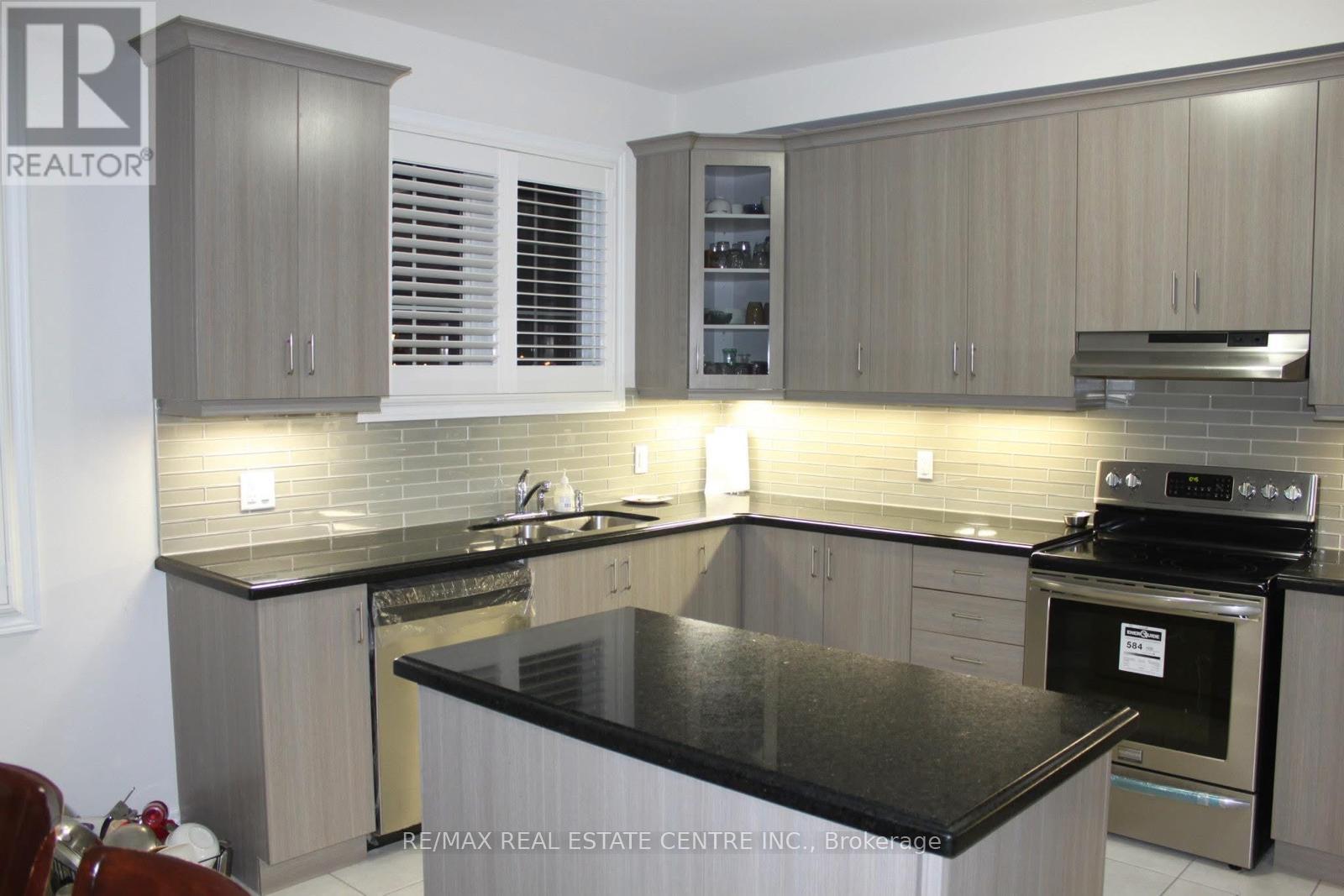 7 Durango Drive, Brampton, Ontario  L4X 2Z2 - Photo 9 - W12497740