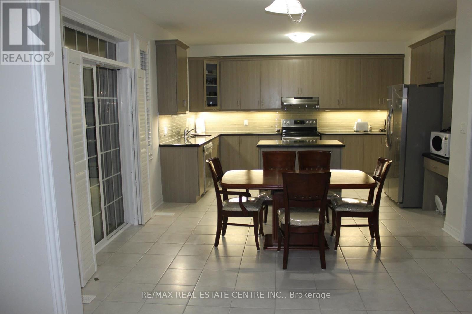 7 Durango Drive, Brampton, Ontario  L4X 2Z2 - Photo 5 - W12497740