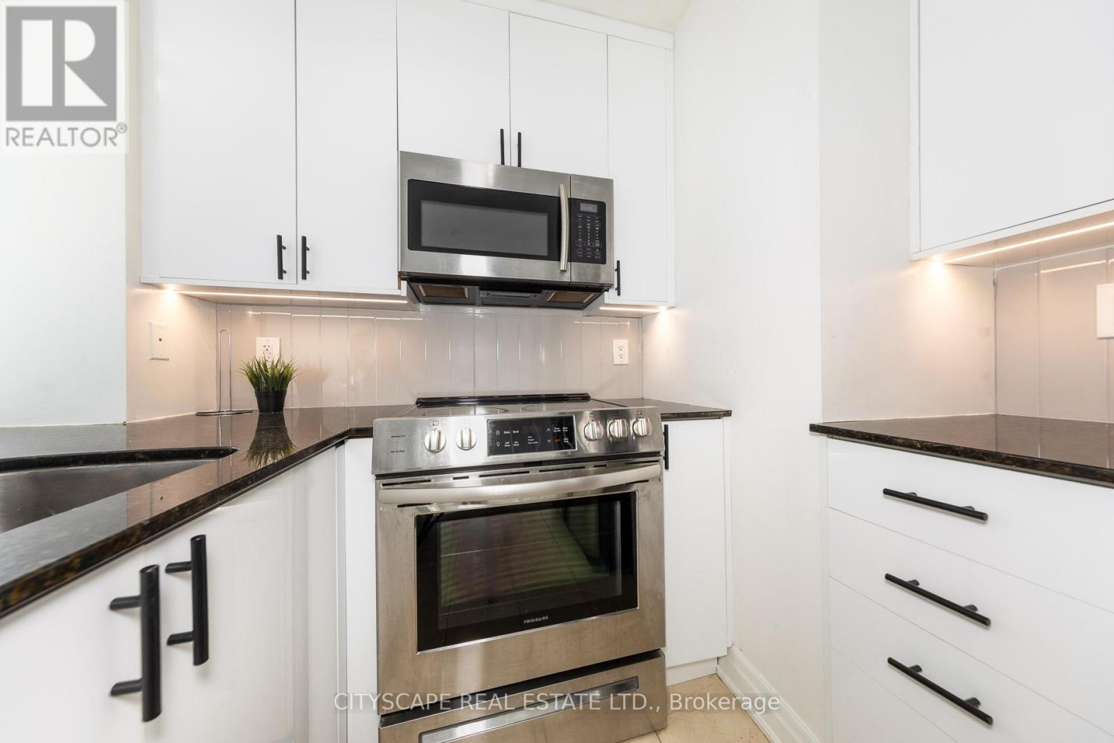 1607 - 2087 Lake Shore Boulevard W, Toronto, Ontario  M8V 4G3 - Photo 5 - W12507420