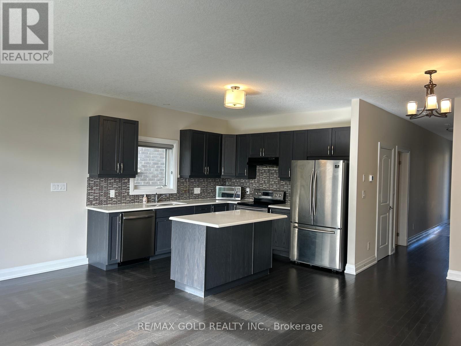 352 Sedgewood Street, Kitchener, Ontario  N2P 0H9 - Photo 2 - X12506692