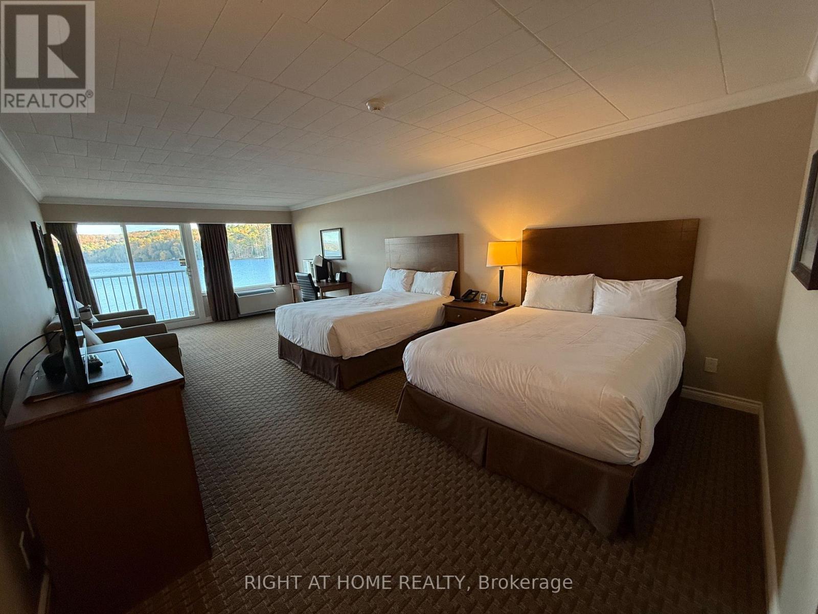 210 - 1235 Deerhurst Drive, Huntsville, Ontario  P1H 2E8 - Photo 2 - X12379187